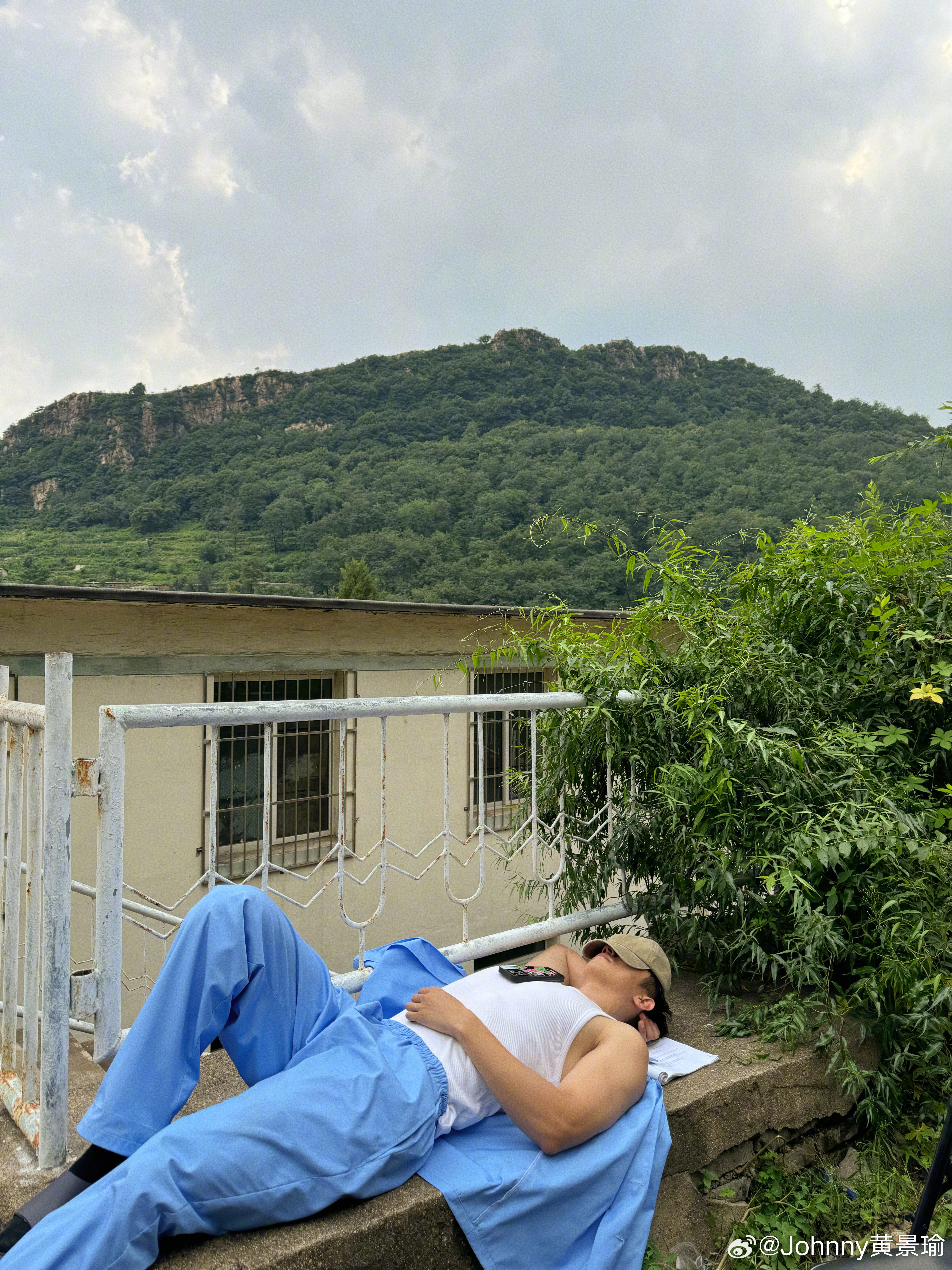 这个周五虽然要加班到深夜，但有一种尘埃落定，心里大石放下的舒坦！值得点两杯奶茶，