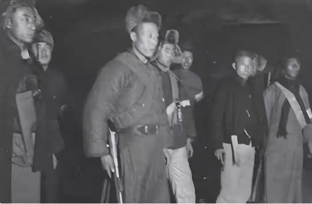 东北剿匪，警卫排长被50根金条收买，带5名战士行刺司令员

消息传开的时候，炊事