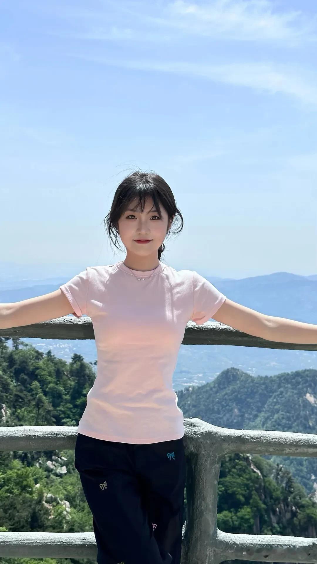 站在山顶，
才懂风的形状。  
女孩，你的每一步，
都是向上的力量。