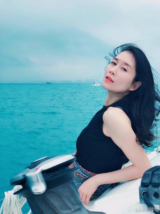 温峥嵘同时间出现在3个直播间 温峥嵘的业务能力真的没话说！同时兼顾三个直播间还状