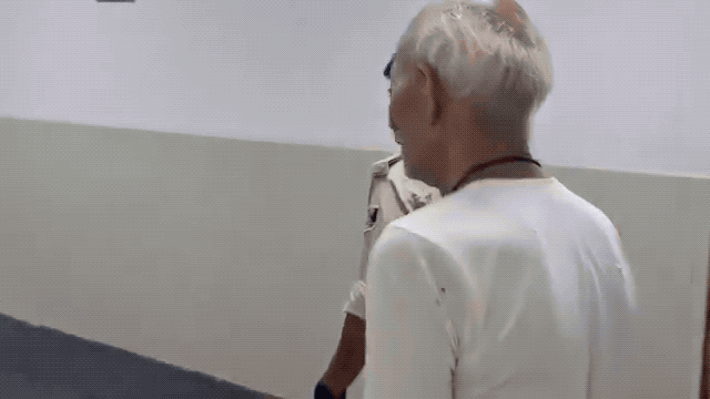 印度60岁男子诱骗性侵10岁女童，最后像牲口一样被警察拿绳子牵进警局！在印度比哈