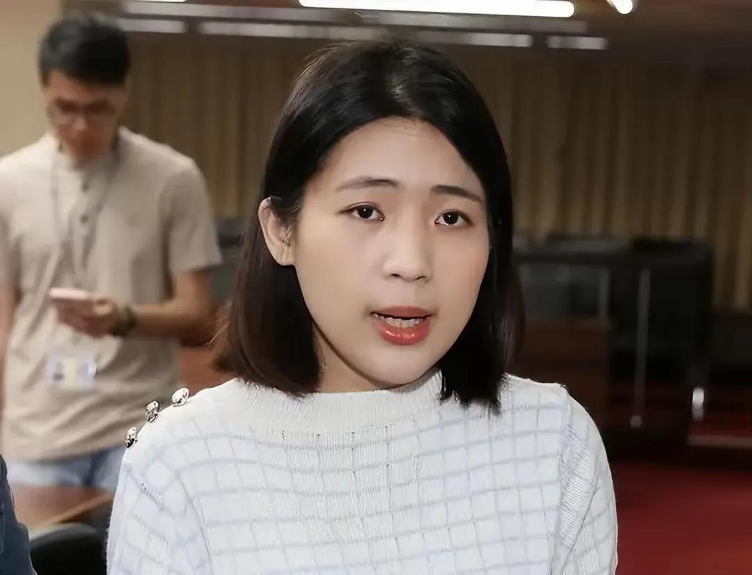 对于岛内蓝营的4近期的声势浩大，与其感叹蓝营死而复生，不如担心国民党是回光返照。