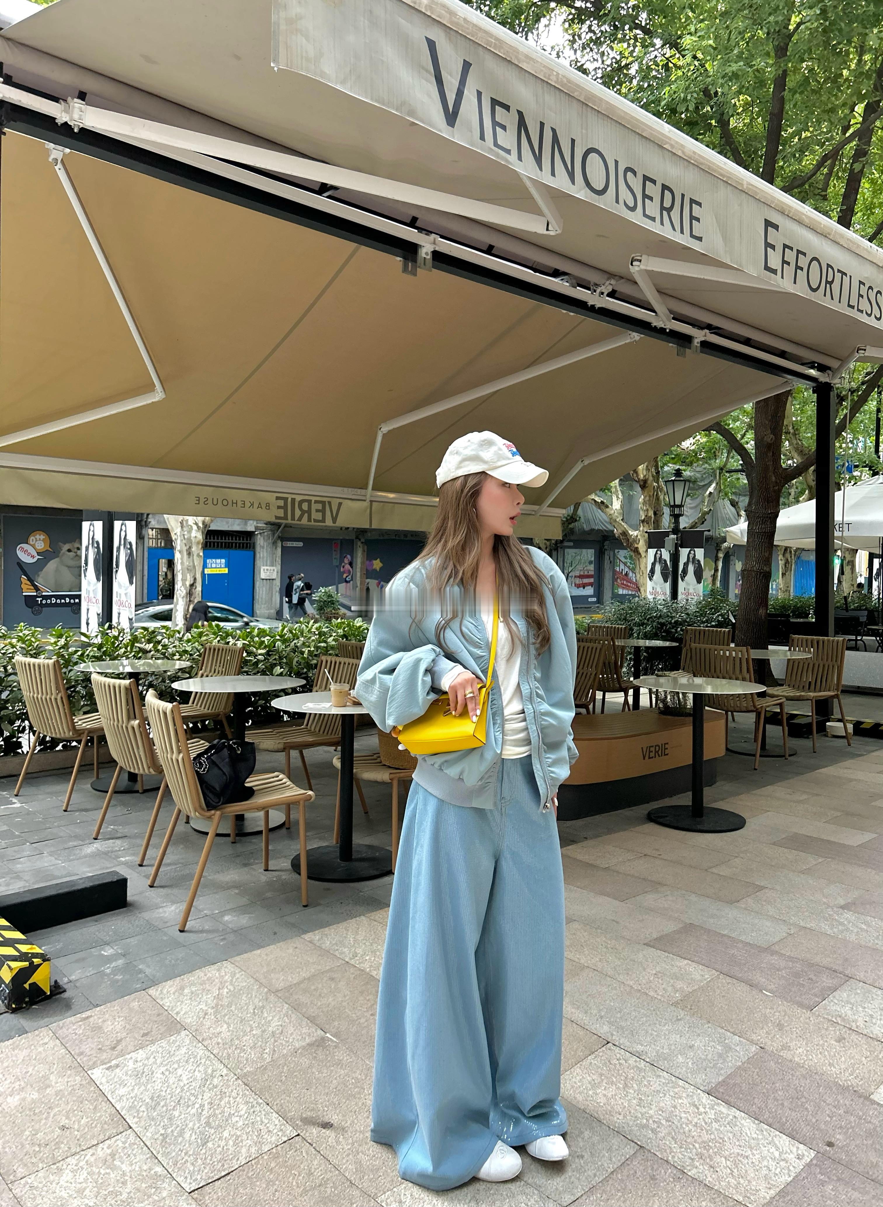 在巴黎买手店看到这条美人鱼裤子就走不动路了 谁懂啊 漂亮衣服真的很治愈 🦋 ​