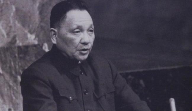 1964年4月，邓小平视察兰州504厂，一家对外绝密的铀浓缩工厂，在车间角落，他