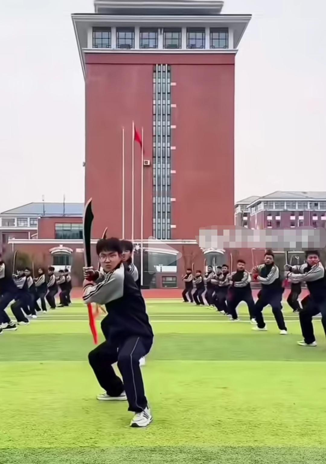 “斩倭刀法”代替广播体操，再现校园！
贵州一所学校，在大课间将戚继光创建的“斩倭
