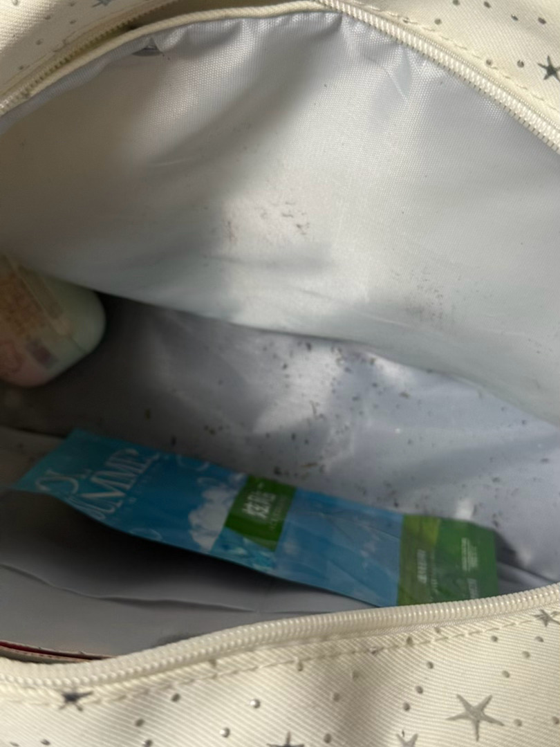 我真醉了 整个包包都是彩票上刮下来的… 