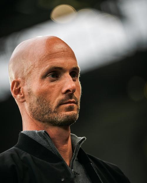 德甲沃尔夫斯堡俱乐部官方宣布，球队主帅西蒙尼斯正式下课，球队U19青年队主帅鲍尔