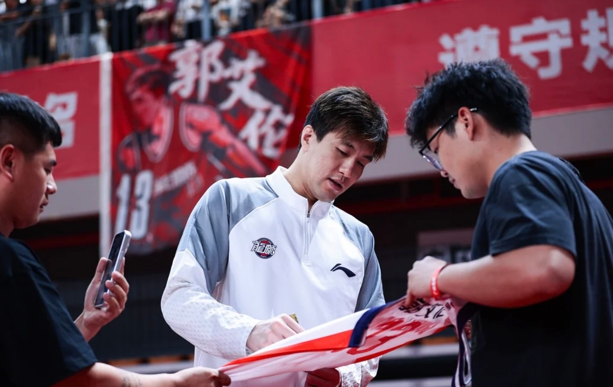 郭艾伦郭艾伦 郭艾伦今天现身广州男篮主场，耐心为球迷签名，伤病恢复中的艾伦头发长