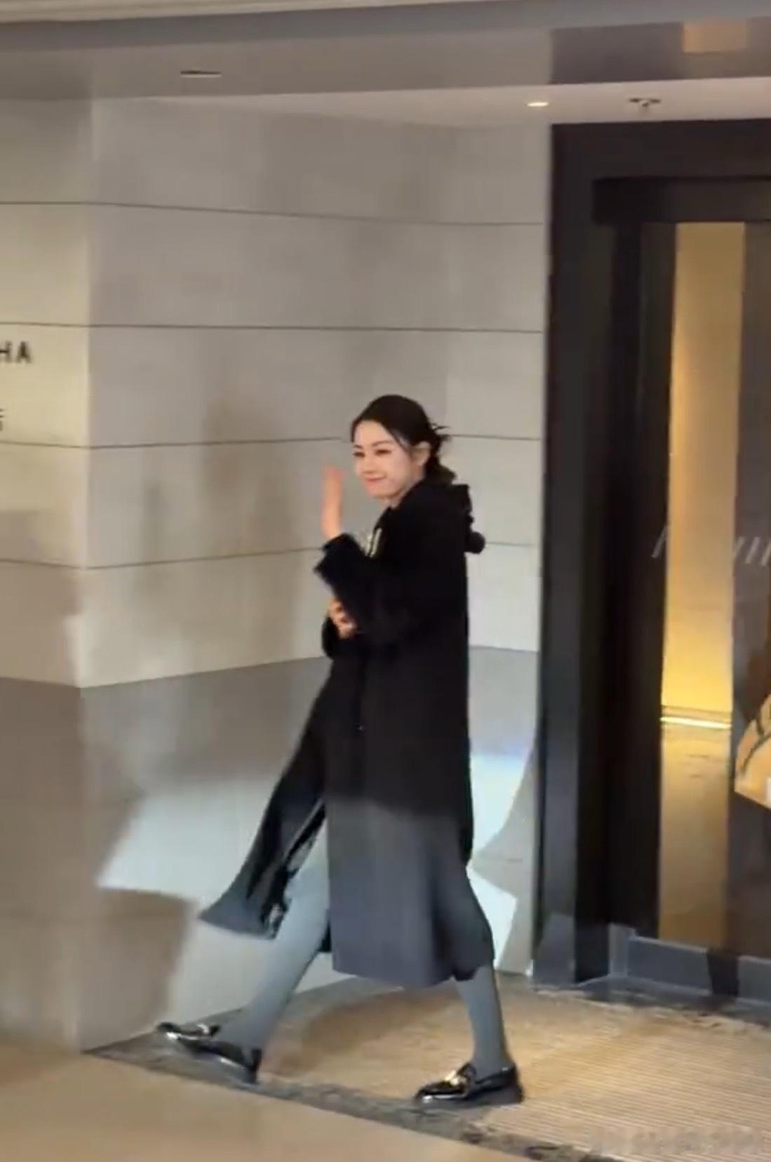 迪丽热巴今日带妆发路透，拍新剧物料了 