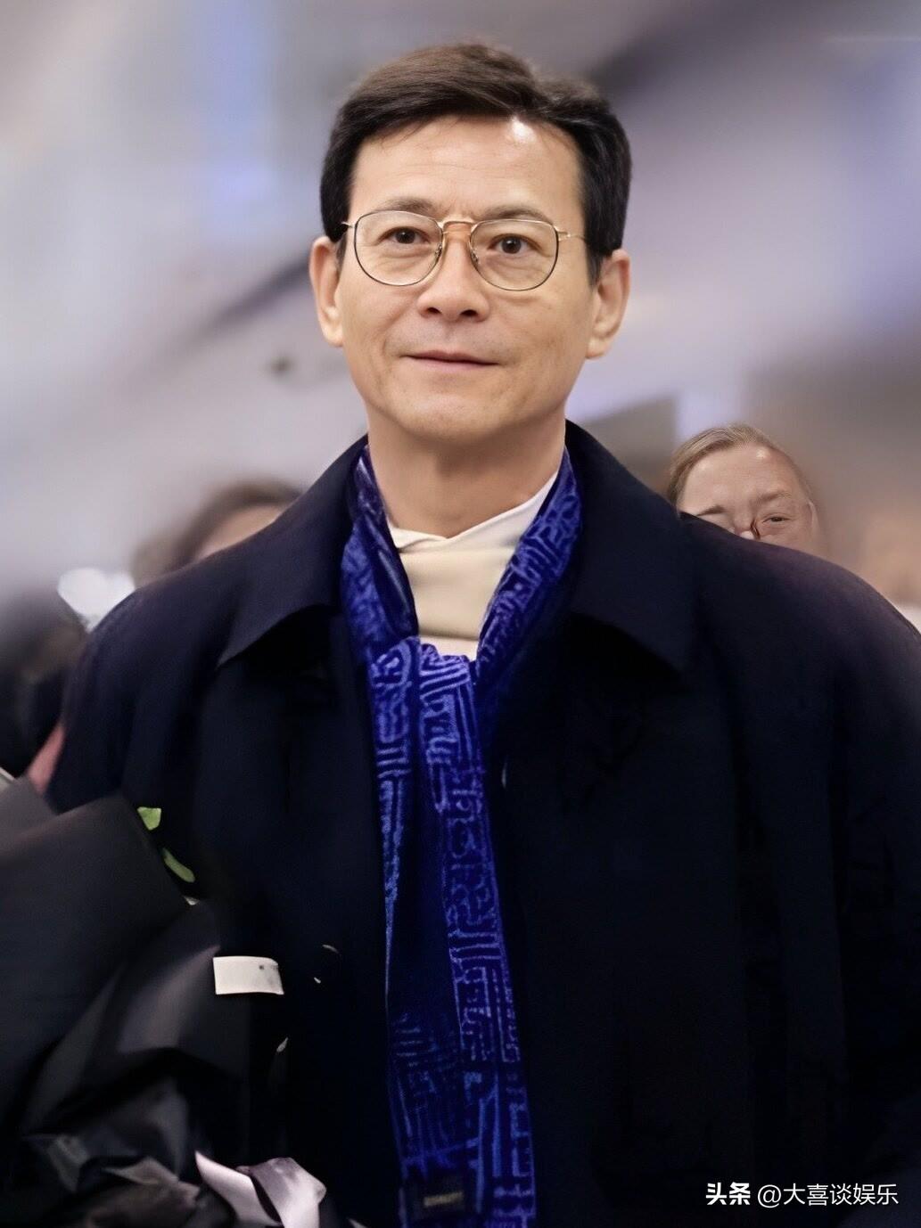 79岁郑少秋官宣退圈养老，原因并不是年纪大，而是因为大女儿造成的。

大女儿叫郑