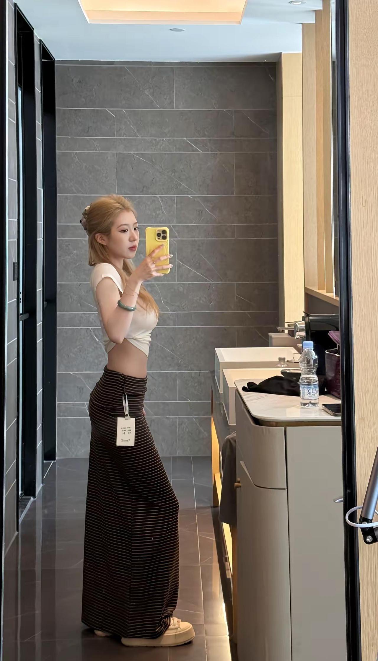 穿搭的尽头是基础款。对镜拍今天穿什么半身裙打底