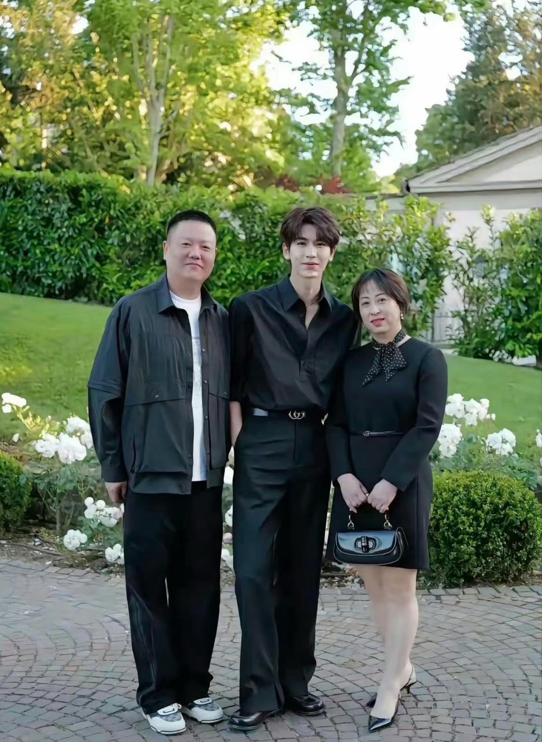张凌赫的妈妈公开了和家人的合照正式晒出家庭合影，画面温馨和睦，看着格外温暖。 