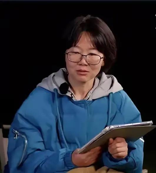 作家李娟能把读者笑尿！她说，她有次买了一张200元的特价机票，于是从乌鲁木齐飞到