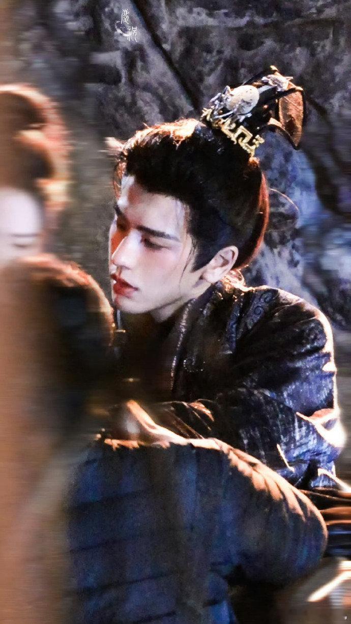 三月看逐玉张凌赫古偶的帝三月看逐玉，张凌赫古偶的帝，好权威的脸，霸气十足谢将军，