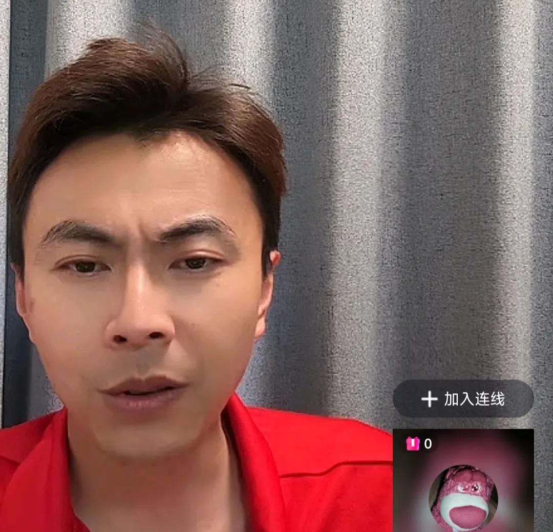 海港球迷邱少表示，上海申花最大的错误就是把预算都花在了外援身上。
邱少在直播时表