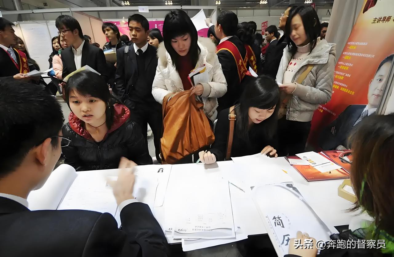 国考报名再创新高，不是人人都想当官，是年轻人避险式择业
国考报名人数持续走高，一
