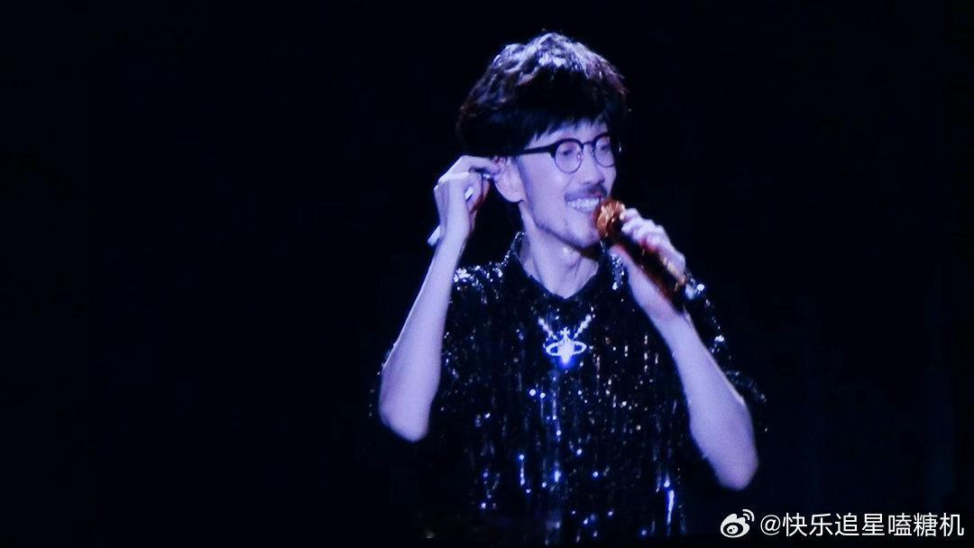 周传雄和粉丝抢着唱出卖周传雄就这样沦为伴唱 歌迷唱完他立刻接上一句夸得比唱的还大