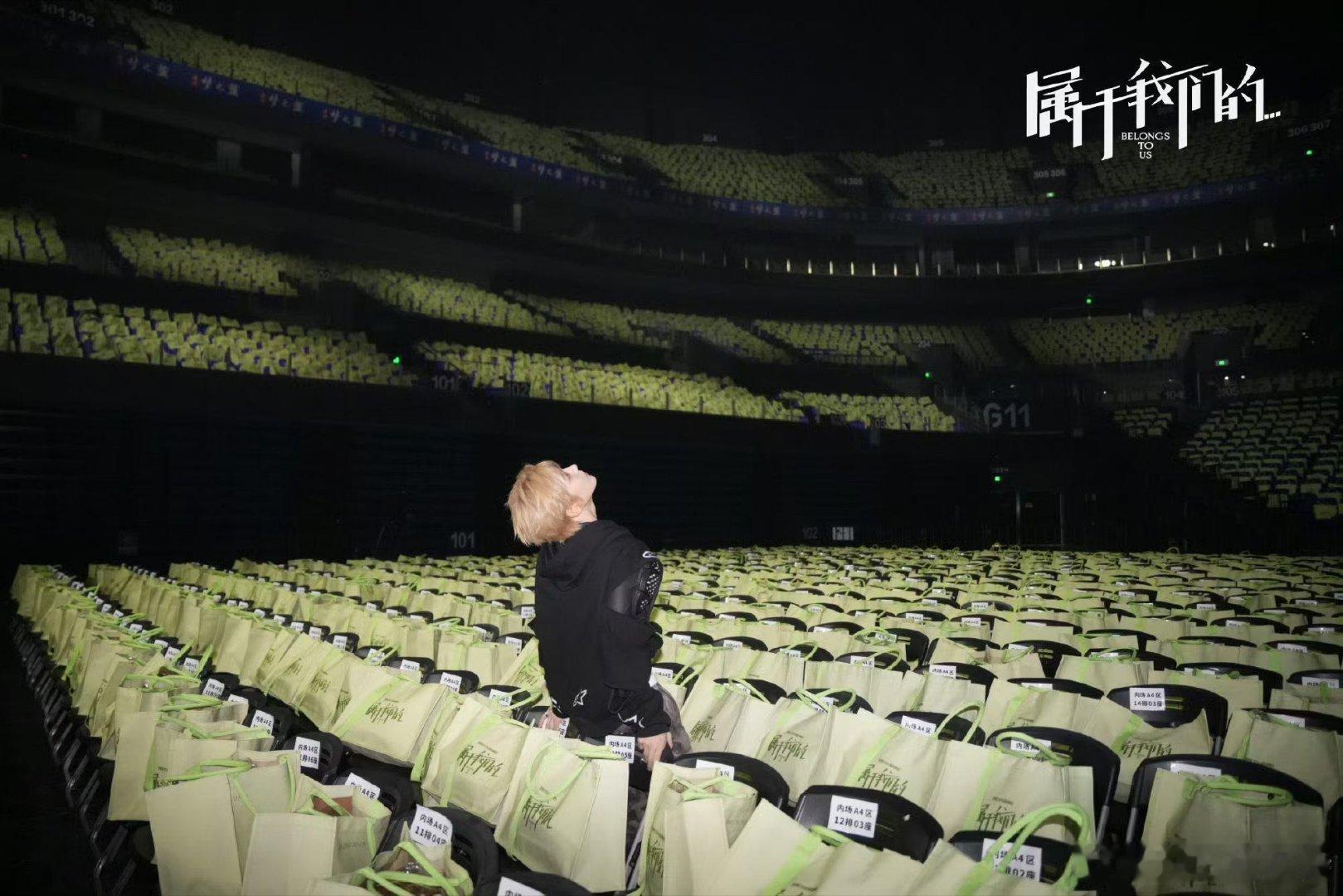 侯明昊演唱会开场好惊艳舞台设计超用心，他一开口就惊艳了，又帅又能唱现场也太燃了吧