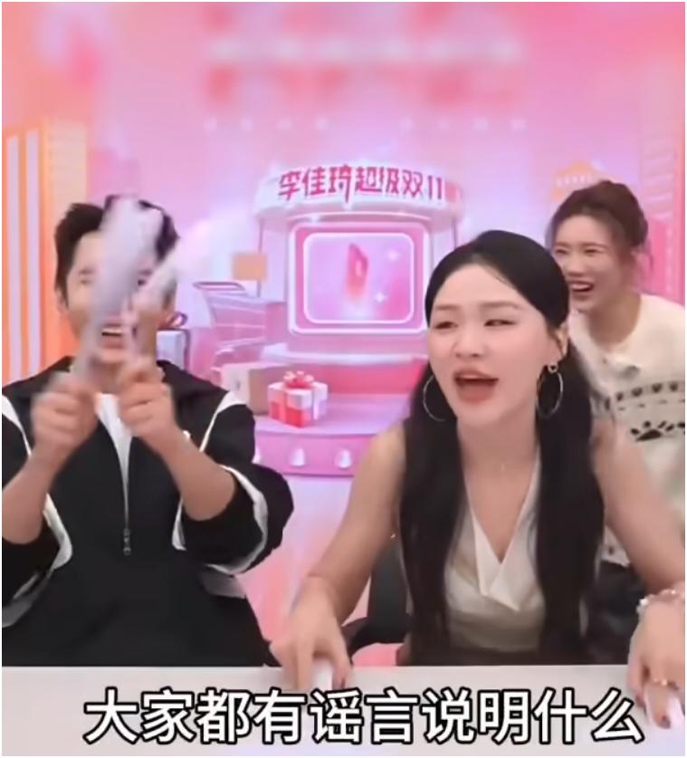 金靖和李佳琦这对组合真的太让人感动了！李佳琦“眉笔事件”时，金靖被质疑背刺，她在