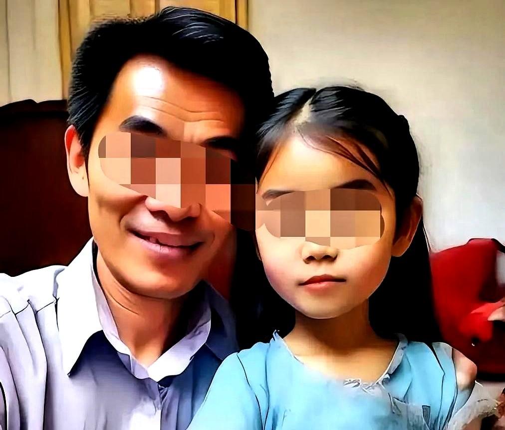这是广东一个真实的故事。
盲童女孩把治心脏病的药全部藏起，她在来考察的夫妻面前强