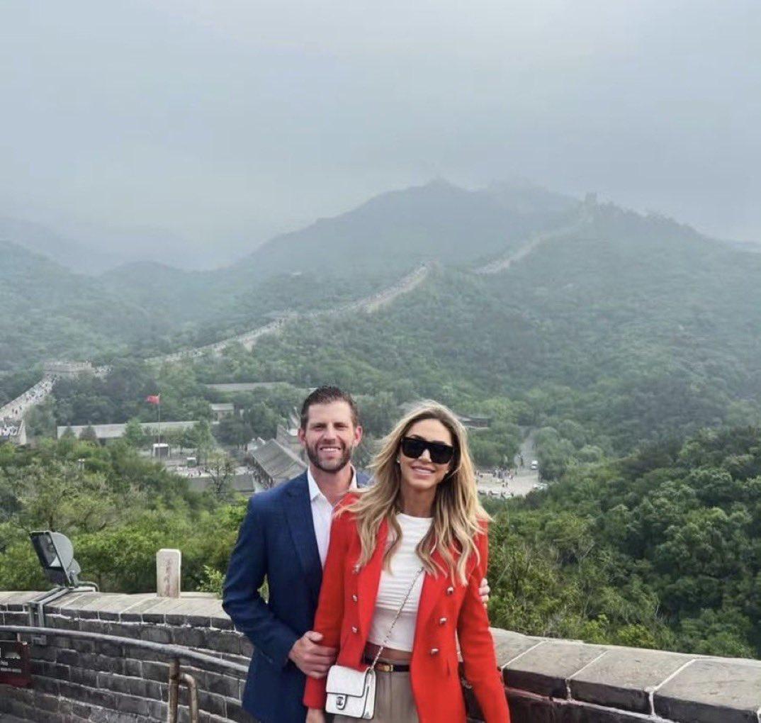 松弛感！随行访华的特朗普二儿子夫妇，埃里克和拉拉，没参加会谈，而是去八达岭爬了长