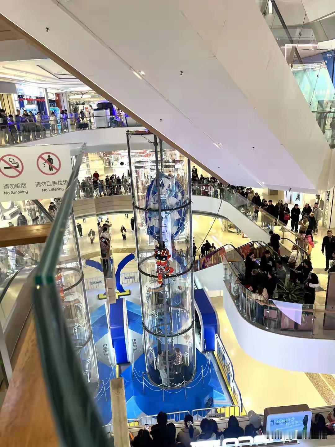 完整榜单：消防员高空单手救下悬空儿童——平凡英雄背后的人性光辉

在城市的喧嚣与