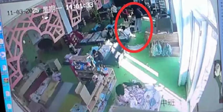 怒了！5岁男童凌晨哭醒喊“别打我”，录音笔曝出幼儿园老师打骂真相！
 
青岛即墨