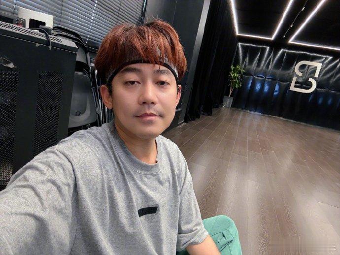 苏醒对练舞的热情写在脸上   苏醒对练舞的热情写在脸上，真的是觉得他太喜欢唱跳了