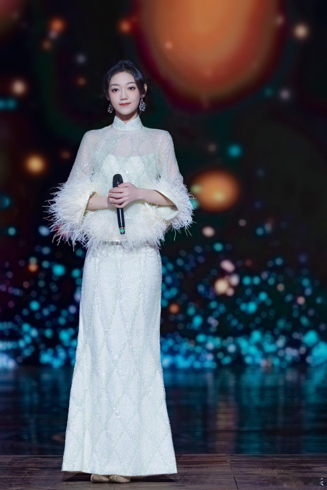 #硬糖少女303##希林娜依高# 今日份糖妹新鲜物料希林娜依高美在新疆工作室更新