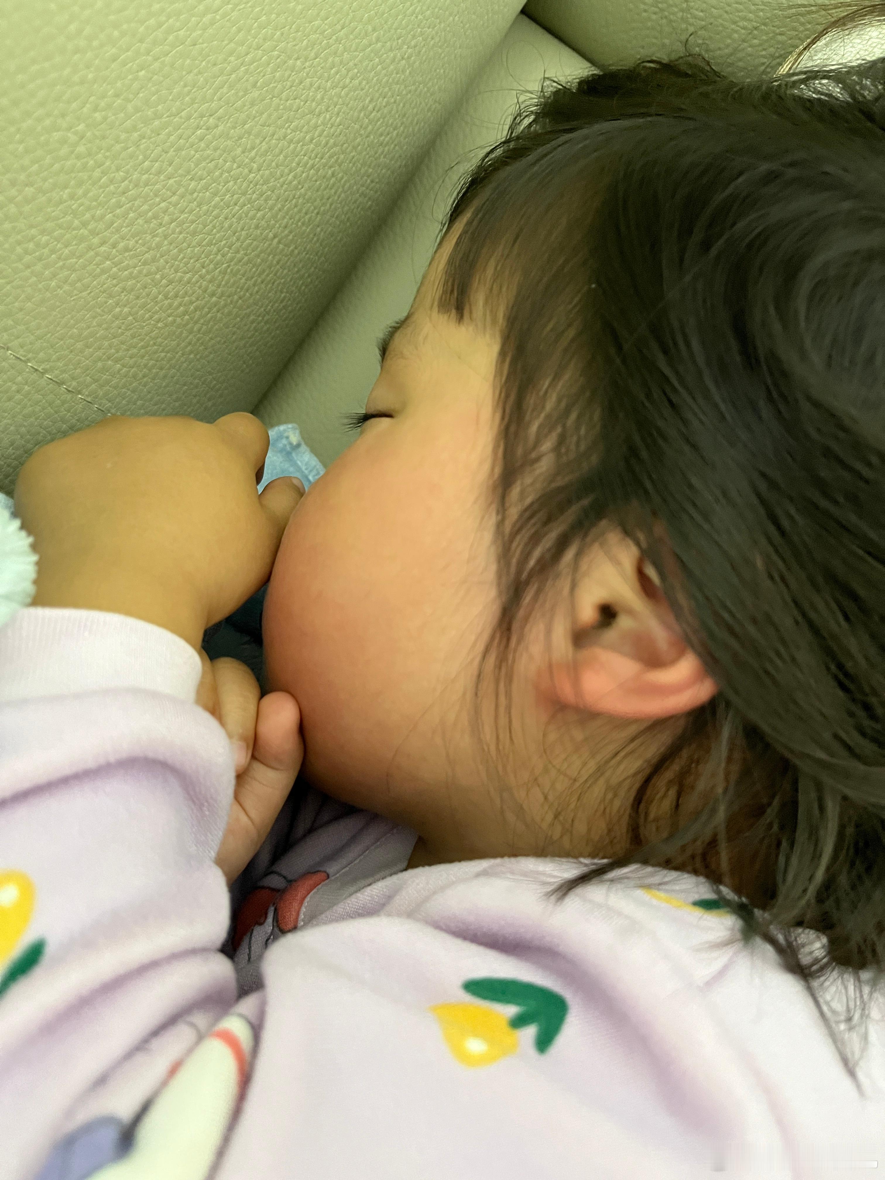 人不舒服，我洗澡出来，已经睡着了，摸了一下，没发烧，应该是感冒而已吧！周末在她姐