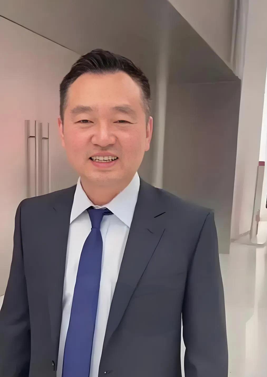 孔令辉和刘国梁，曾经的乒乓双子星，现在却大不同。一个成了油腻大叔，另一个则是高深
