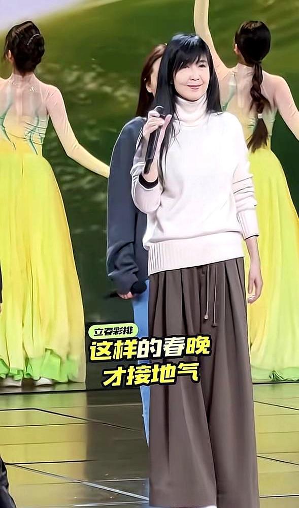 春晚后台，那几个裹着羽绒服、穿着运动装的女明星，才是真正的狠人。
 
上一秒，5