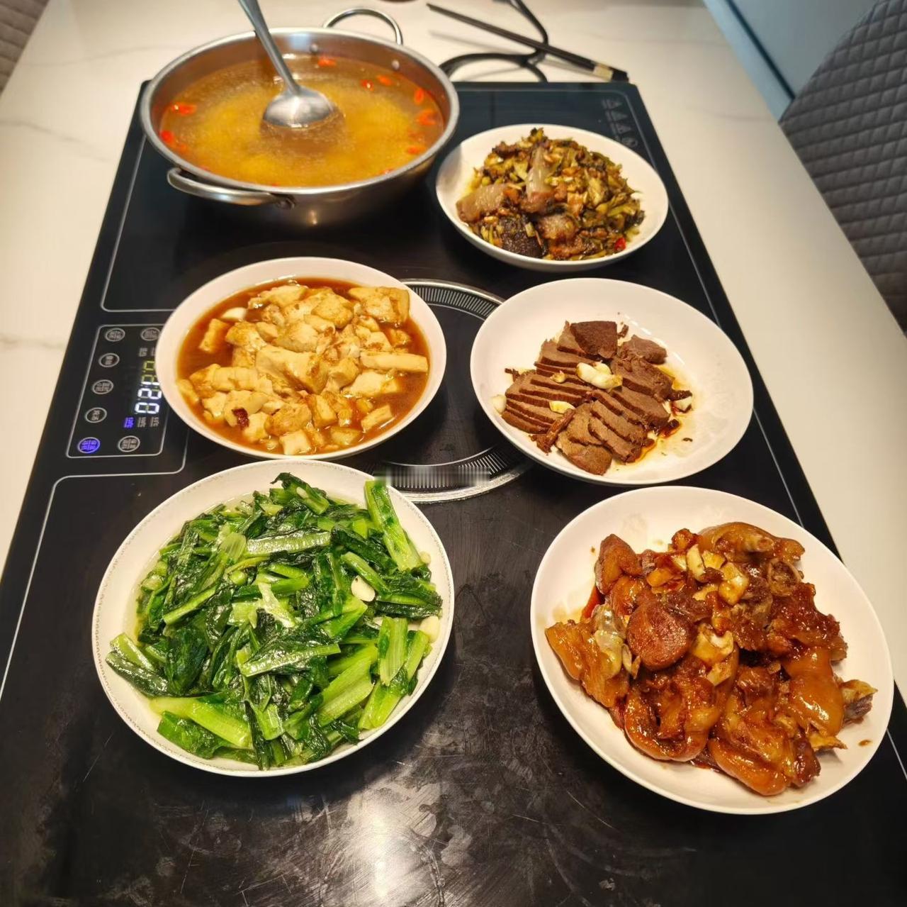 人间烟火气，最抚凡人心🍲
一桌家常菜，便是最踏实的幸福。