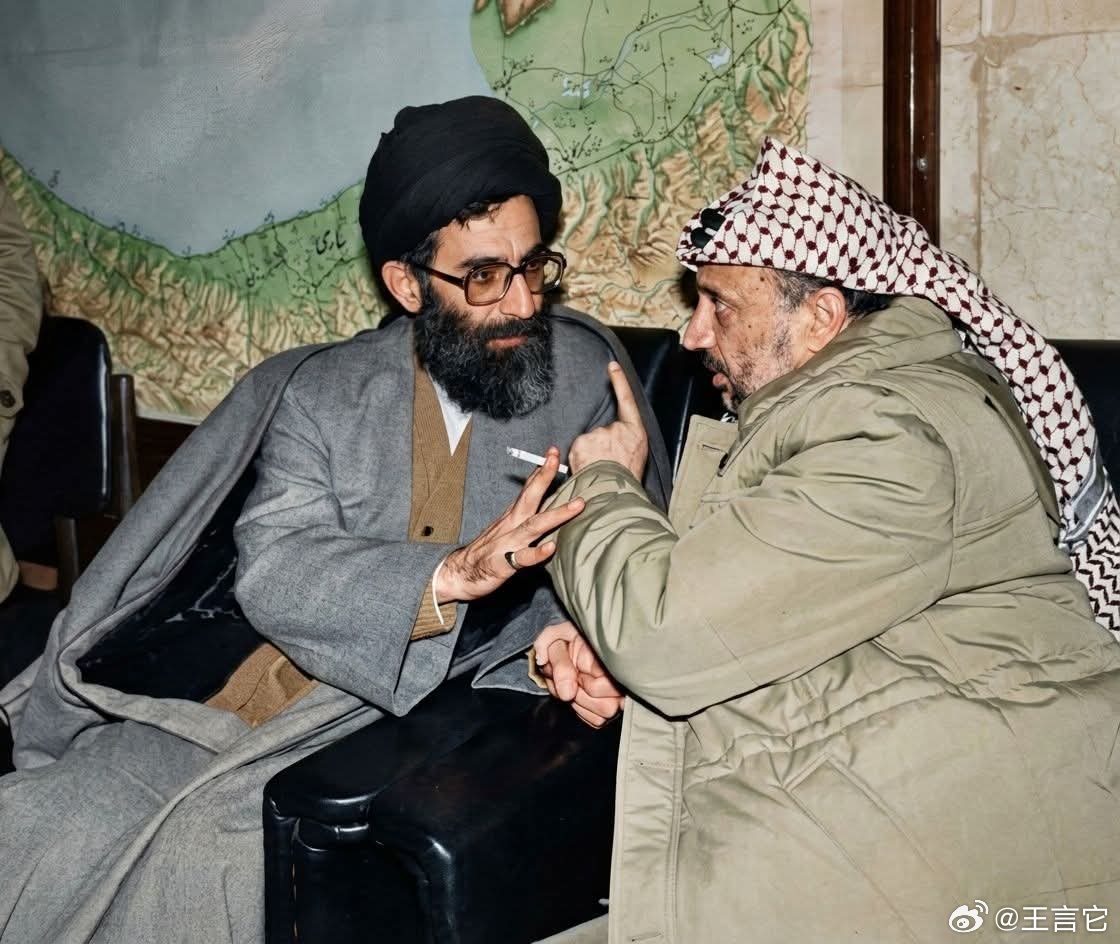 ‼️ 1979年，阿拉法特访问德黑兰，与哈梅内伊的合影 