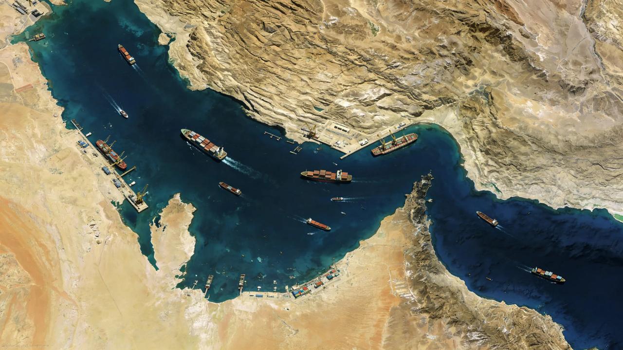 伊朗也是被逼无奈才封锁霍尔木兹海峡，也是算自救吧！伊朗被美以侵略也没人施以援手，