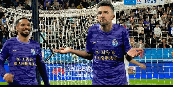 吉莱斯捡漏进球后，做出了摊手动作，好像在问这一切到底是因为什么？可是40分钟后申