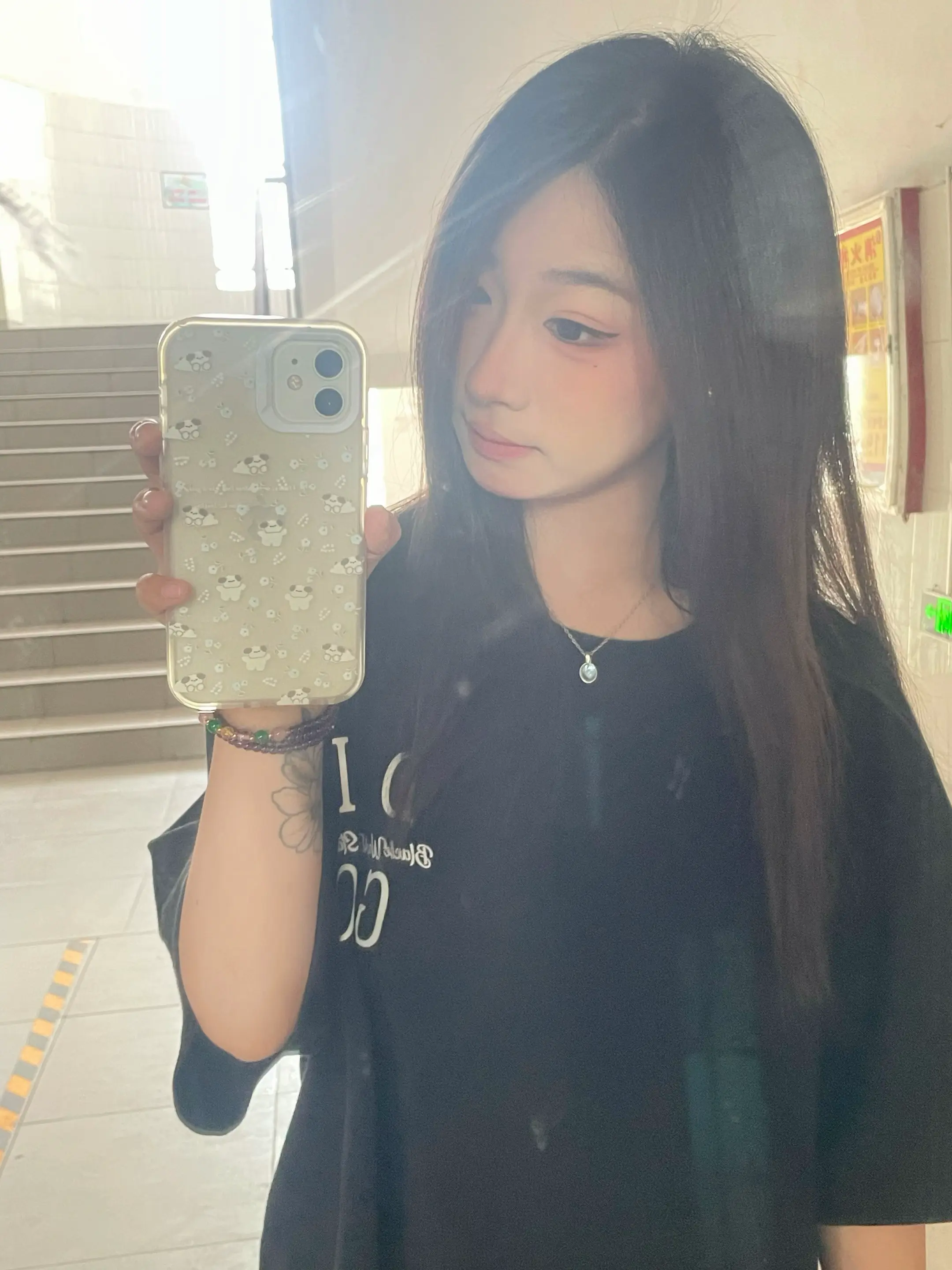 我总喜欢在路边倚靠点什么 电线杆 广告牌 某一天我不经意发现 这些都被...