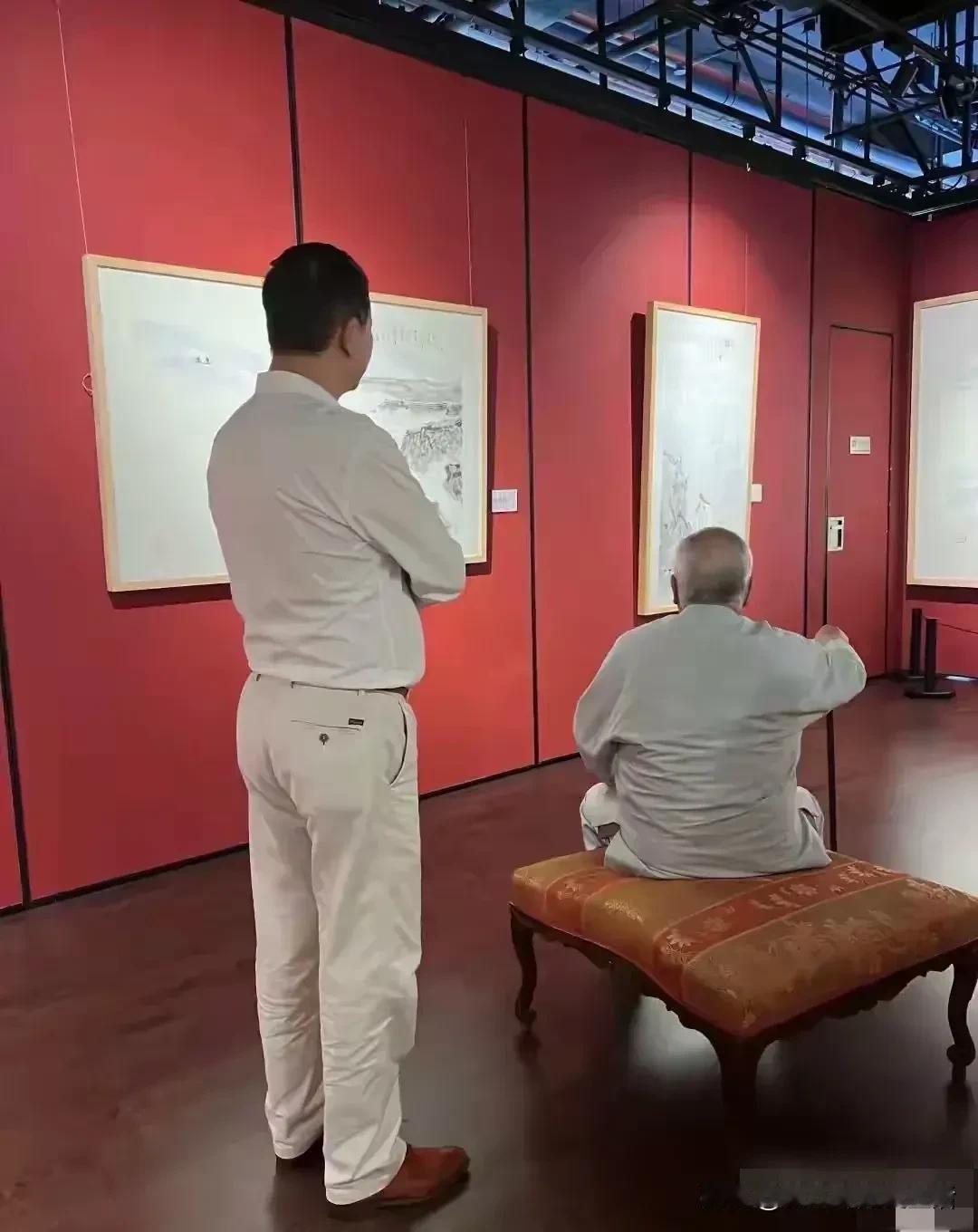 这边儿火急火燎的找父亲。
那边儿悠哉悠哉的看画展。
这可太有意思了。
范曾的继子