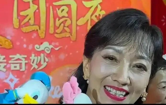 我觉得这个才是赵雅芝最真实的模样。没有滤镜和美颜，70余岁的赵雅芝状态相当不错，