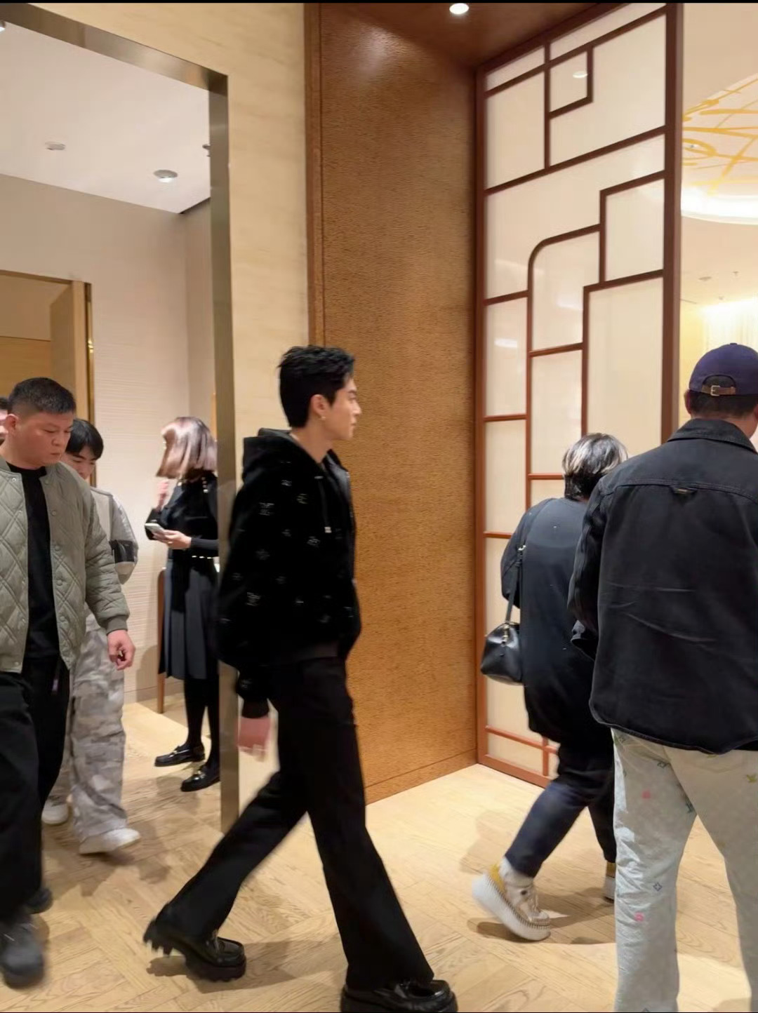 王鹤棣LV线下活动生图 不是我说这张脸怎么就能帅成这样啊！！！[舔屏]王鹤棣LV