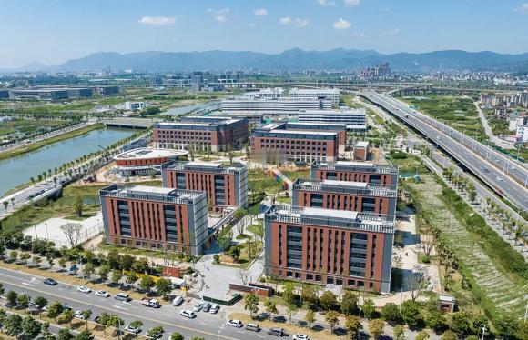 阳光学院福州滨海新城校区实拍图

阳光学院滨海校区位于福州新区滨海新城，校区东南