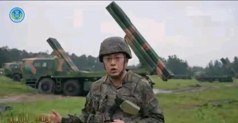 部队军事演习过程中，战地记者有必要配枪吗？
照片中，央视军事频道记者李伟在演习现