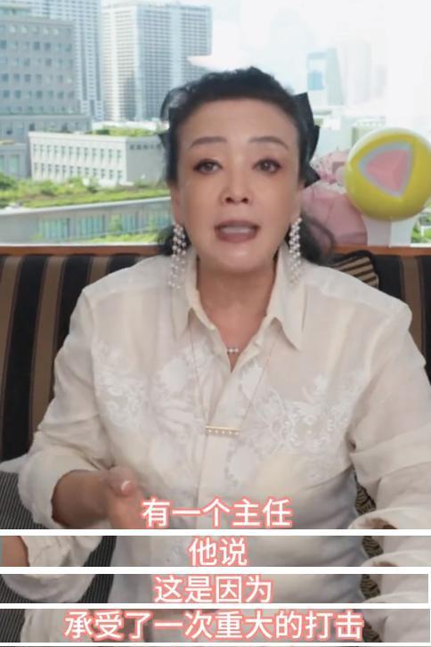 66岁还在直播间拼命的女人图什么？张兰素颜出镜时被眼尖网友发现皮肤异样，评论区瞬