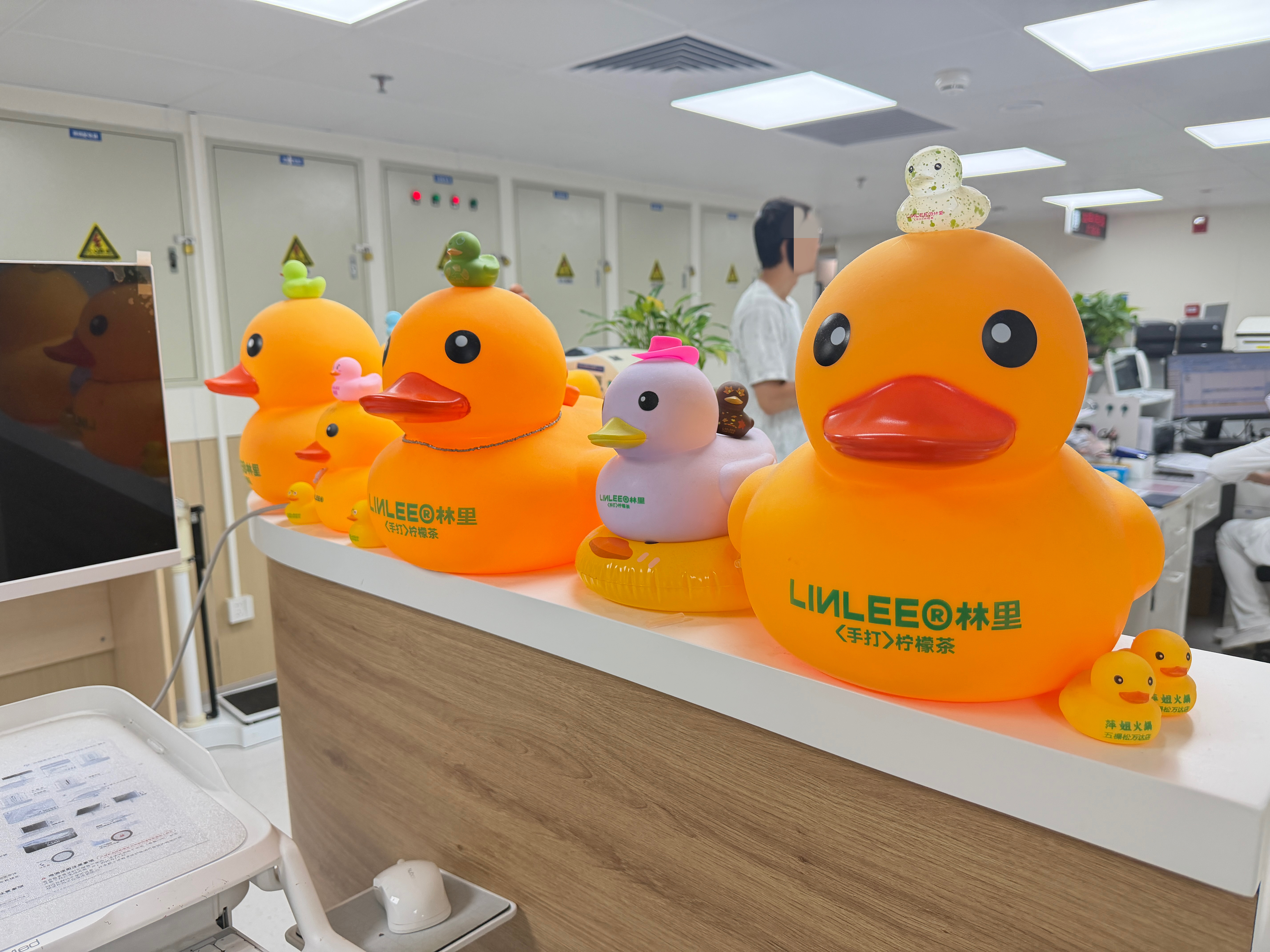 被护士站的大鸭鸭萌到了，这是喝了多少柠檬茶～ 