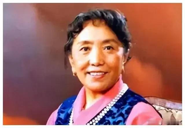 才旦卓玛，一个农奴的女儿，十几岁差点饿死在草原上，而她后来成为了人民艺术家，共和