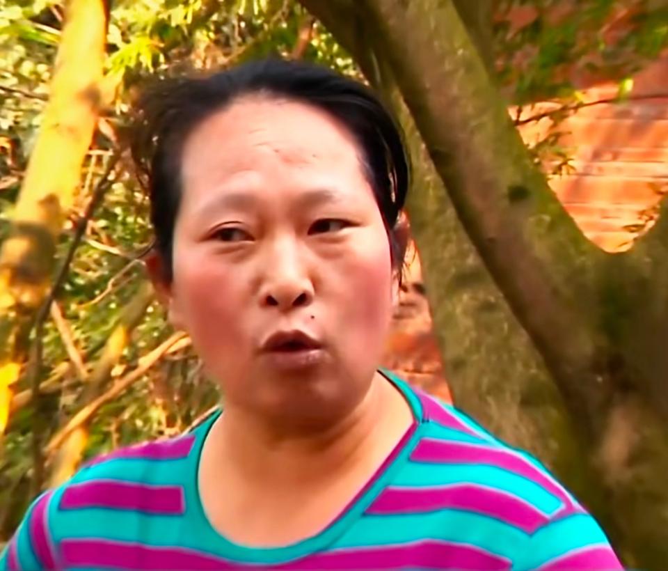 2011年，12岁女孩的父亲早年意外身亡，抛夫弃女10年的母亲如今突然出现，竟是