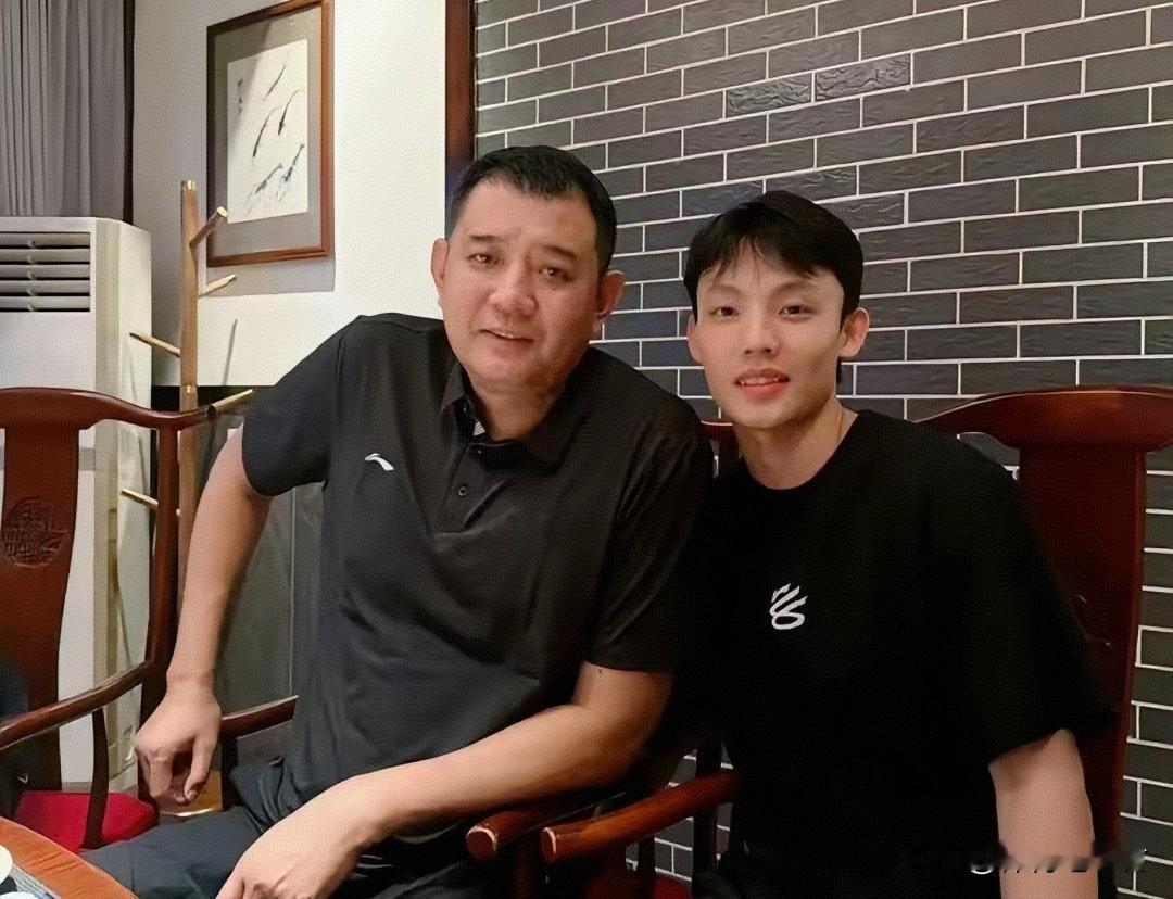 徐杰得到高人指点！
观看粤BA决赛期间，徐杰与巩晓彬谈笑风生，赛后一起就聚畅聊！