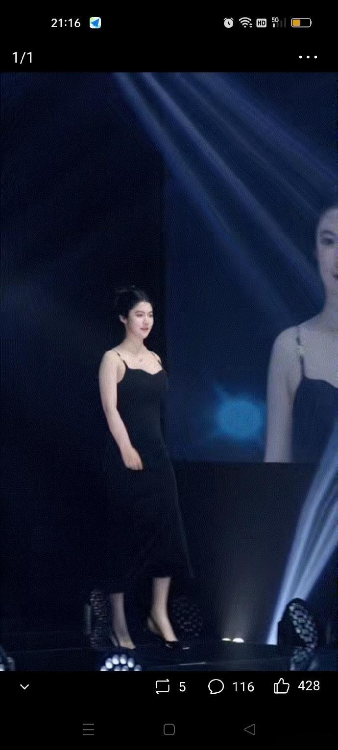 很少见这么有肉的模特，虽然步伐不标准，但是很有韵味啊 ​​​