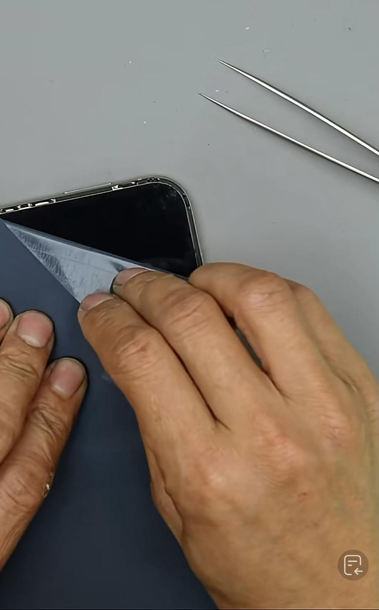 好家伙，已经有人把iPhone Duo内屏这层纳米纹理膜撕了，确实就只是一张膜，