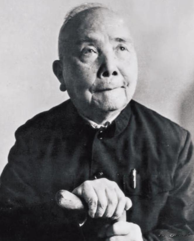 1949年，新疆和平解放，王震率领十万解放军将士挺进边疆，终结了当地常年的战乱。